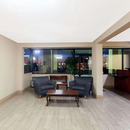 Super 8 By Wyndham Clarksville Northeast Exterior photo