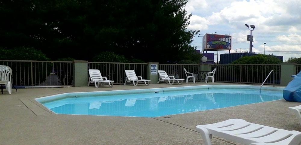 Super 8 By Wyndham Clarksville Northeast Exterior photo