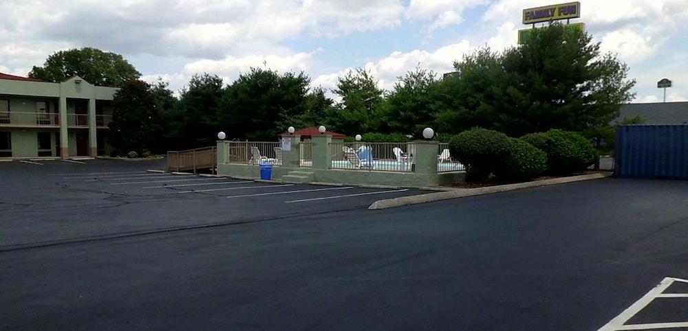 Super 8 By Wyndham Clarksville Northeast Exterior photo