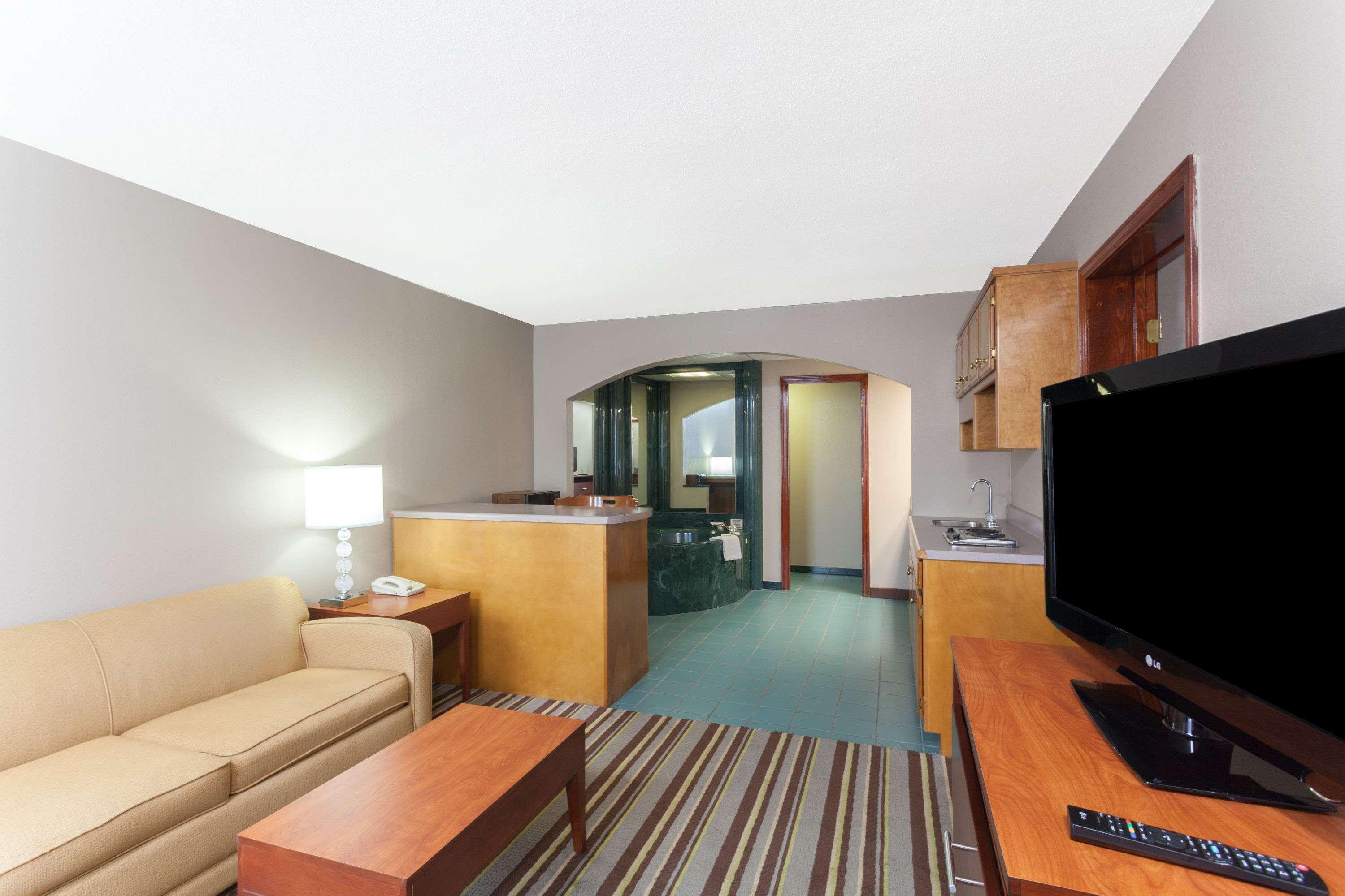 Super 8 By Wyndham Clarksville Northeast Exterior photo