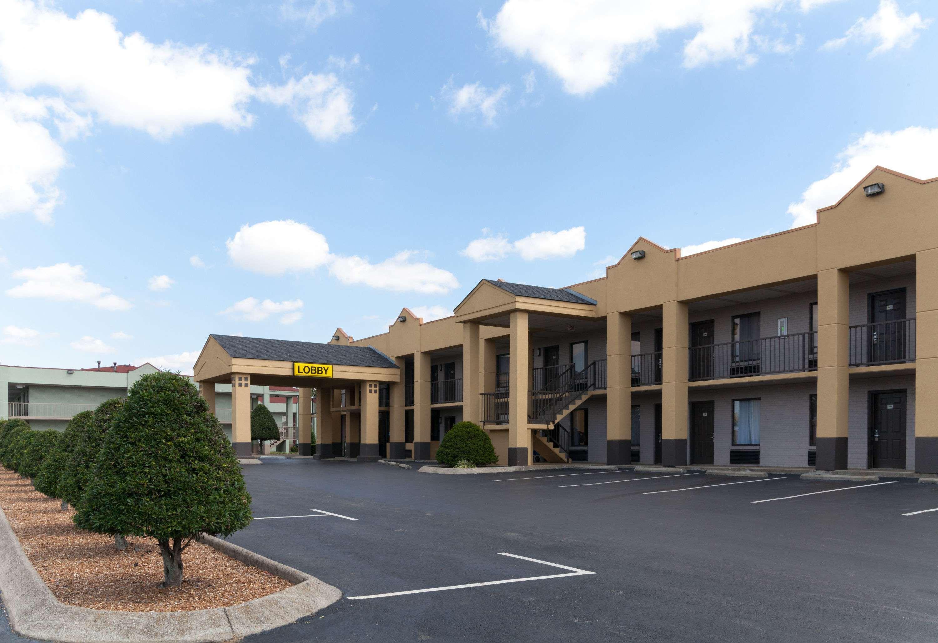 Super 8 By Wyndham Clarksville Northeast Exterior photo