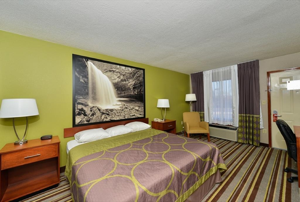Super 8 By Wyndham Clarksville Northeast Room photo