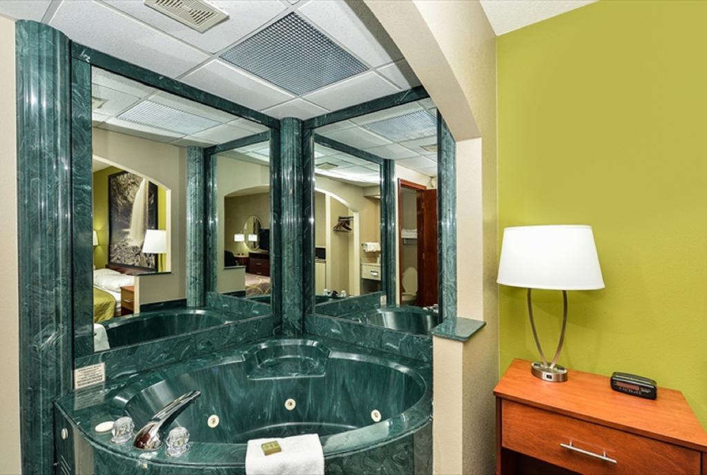 Super 8 By Wyndham Clarksville Northeast Room photo