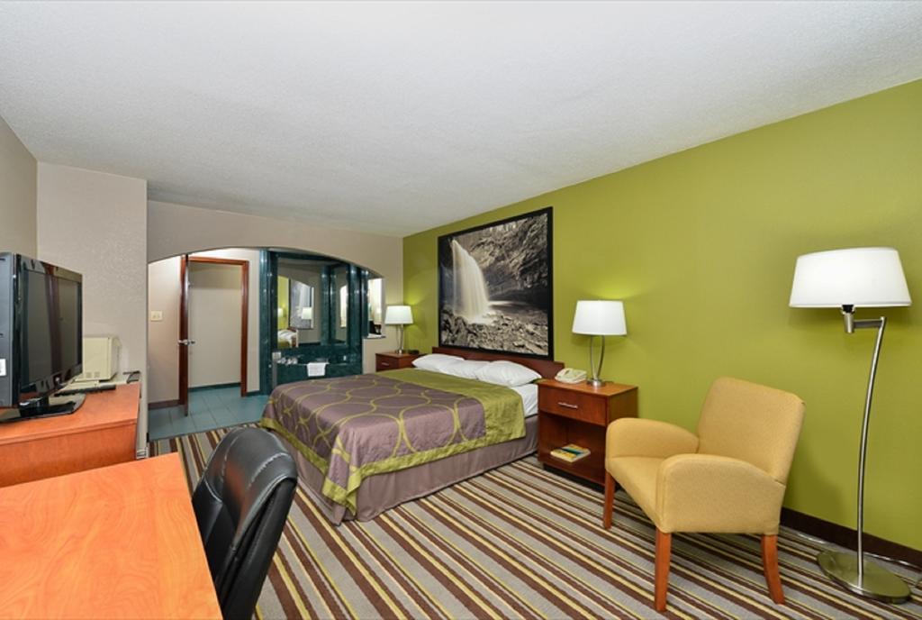 Super 8 By Wyndham Clarksville Northeast Room photo