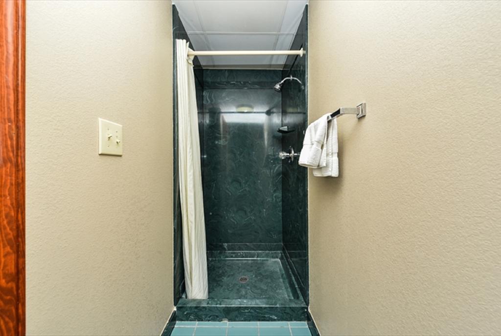 Super 8 By Wyndham Clarksville Northeast Room photo