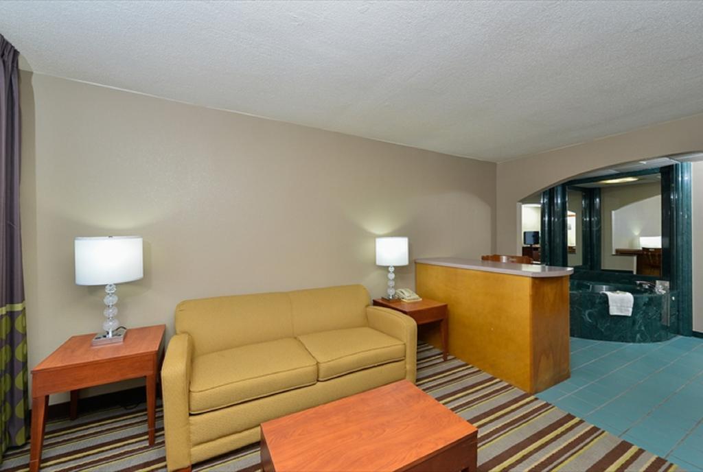 Super 8 By Wyndham Clarksville Northeast Room photo