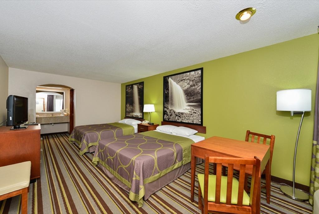 Super 8 By Wyndham Clarksville Northeast Room photo