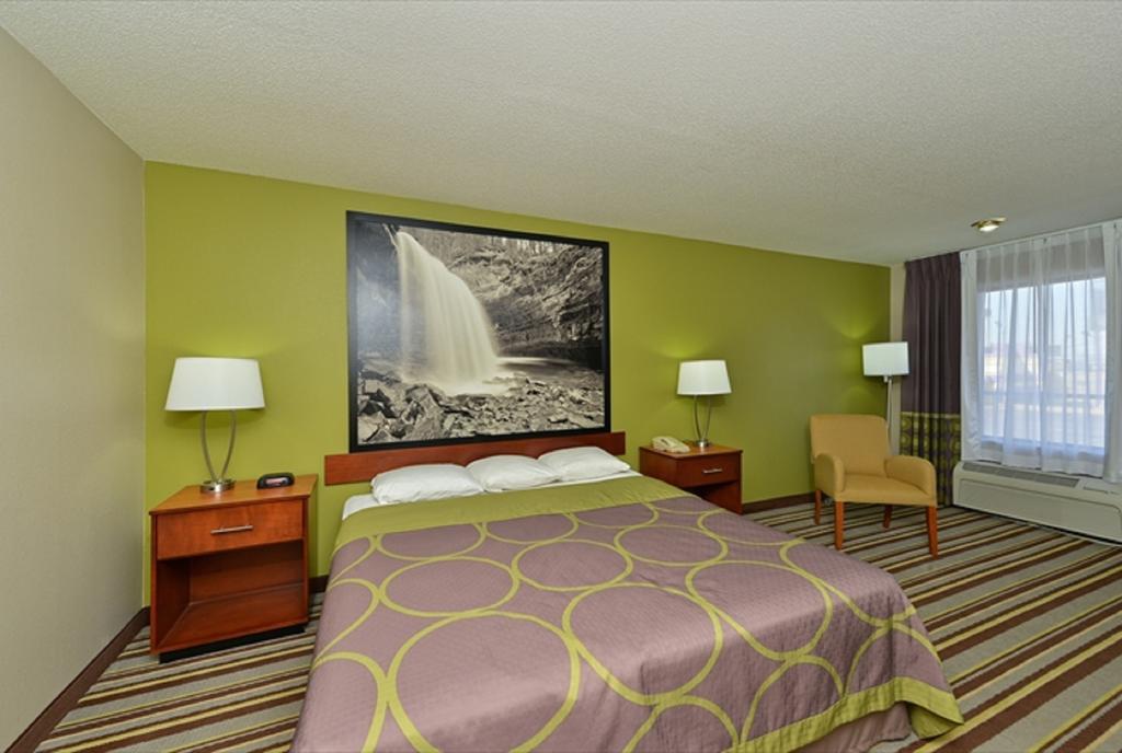 Super 8 By Wyndham Clarksville Northeast Room photo