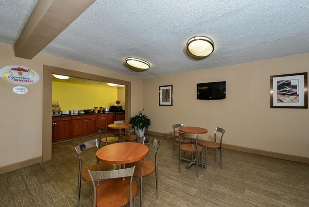 Super 8 By Wyndham Clarksville Northeast Exterior photo