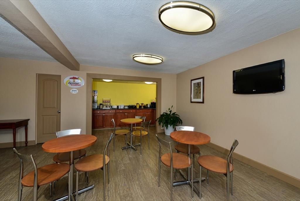 Super 8 By Wyndham Clarksville Northeast Exterior photo
