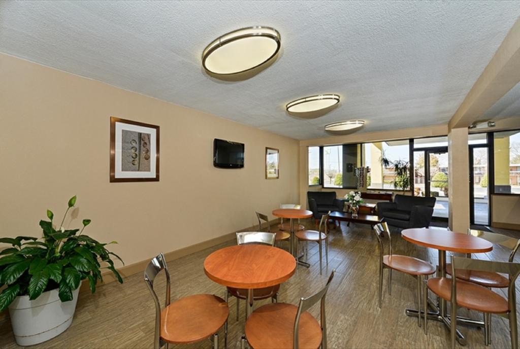Super 8 By Wyndham Clarksville Northeast Exterior photo