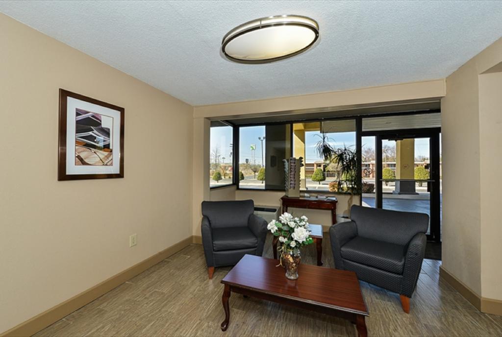 Super 8 By Wyndham Clarksville Northeast Exterior photo