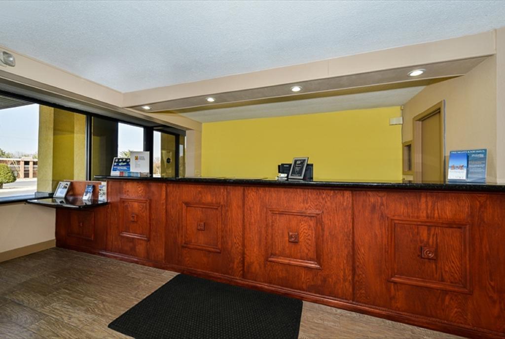 Super 8 By Wyndham Clarksville Northeast Exterior photo