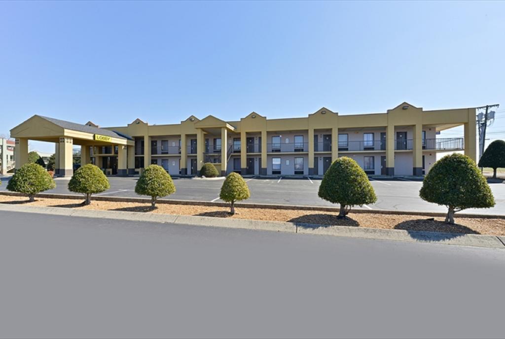 Super 8 By Wyndham Clarksville Northeast Exterior photo